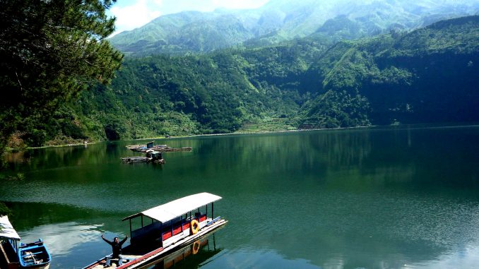 Telaga Di Tengah Kabut Yang Misterius Di Dataran Tinggi Dieng Telaga Di Tengah Kabut Yang Misterius Di Dataran Tinggi Dieng